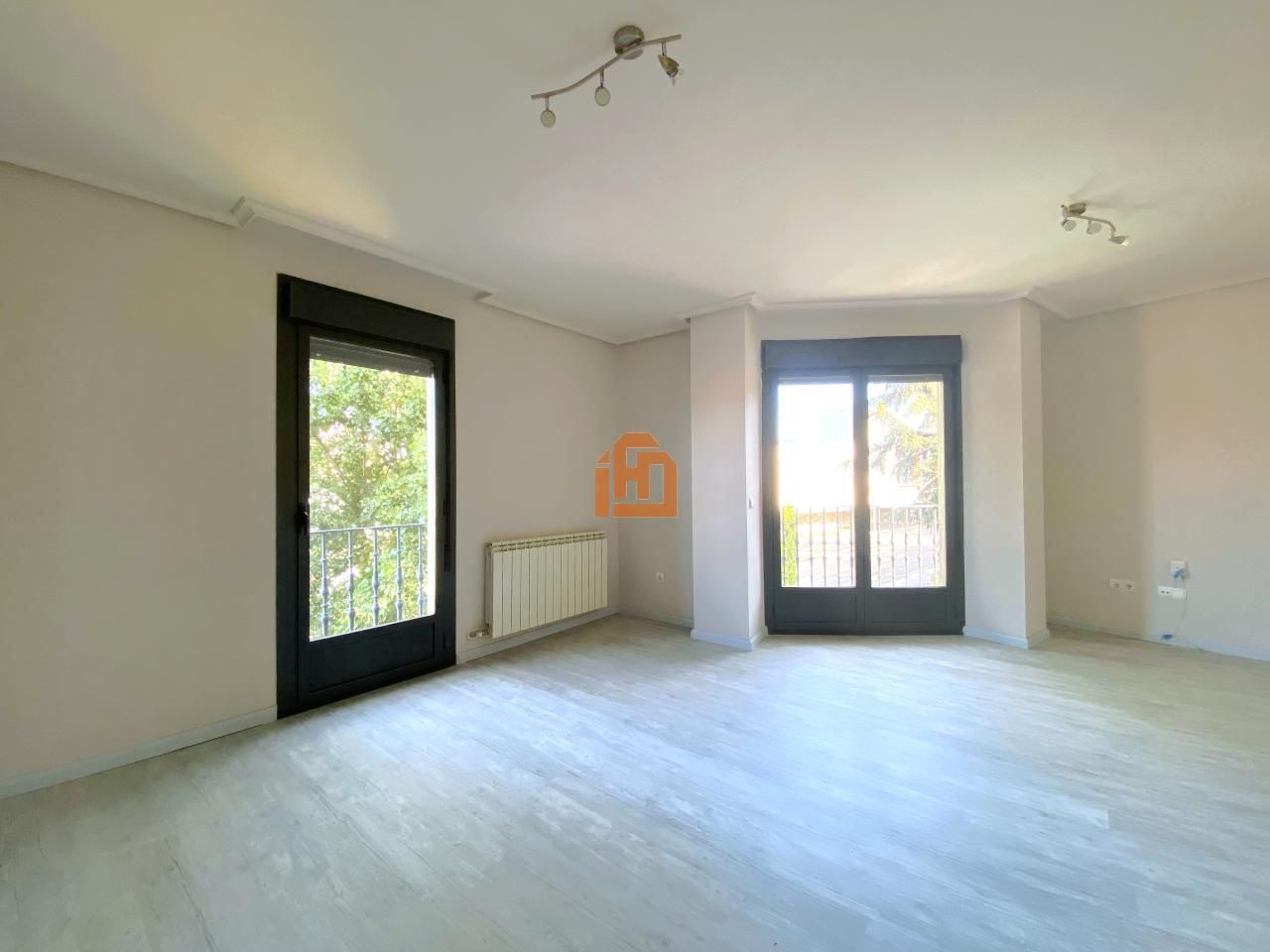 Vista exterior de Apartamento en venta en Valverde de la Virgen con Calefacción, Parquet y Terraza