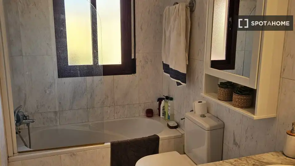 Bany de Apartament per a compartir en Motril amb Aire condicionat, Terrassa i Moblat