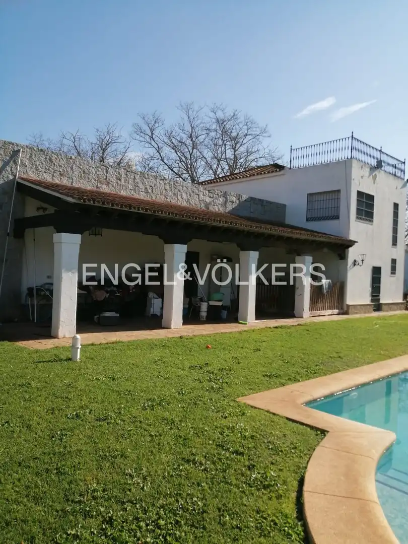Vista exterior de Casa o xalet en venda en Jerez de la Frontera amb Aire condicionat, Calefacció i Jardí privat