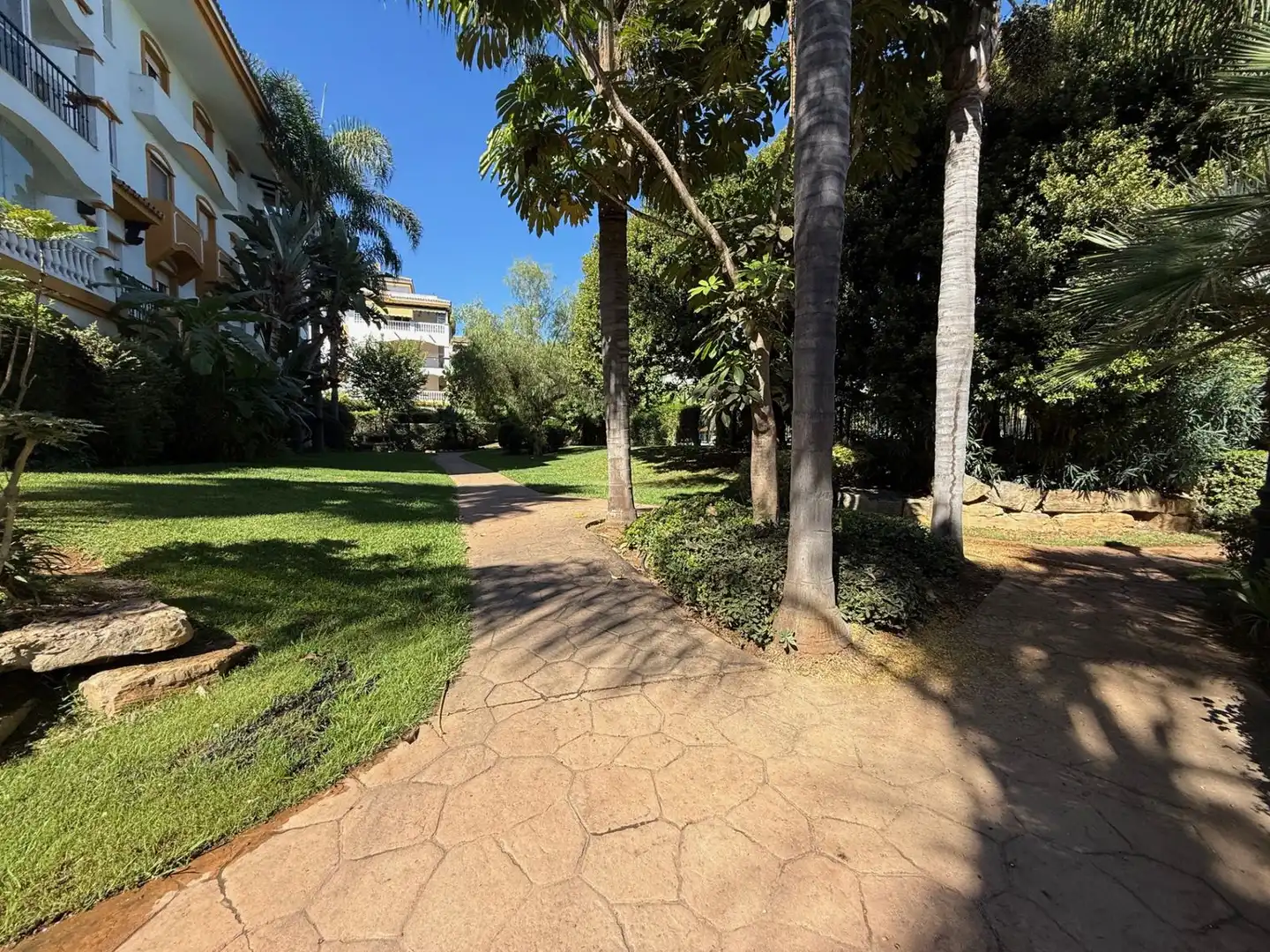 Vista exterior de Pis en venda en Marbella amb Aire condicionat, Terrassa i Moblat