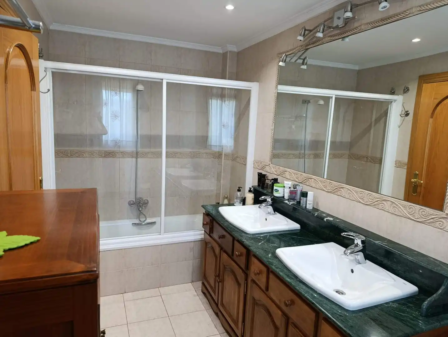 Bany de Casa o xalet en venda en San Andrés del Rabanedo amb Calefacció, Jardí privat i Terrassa