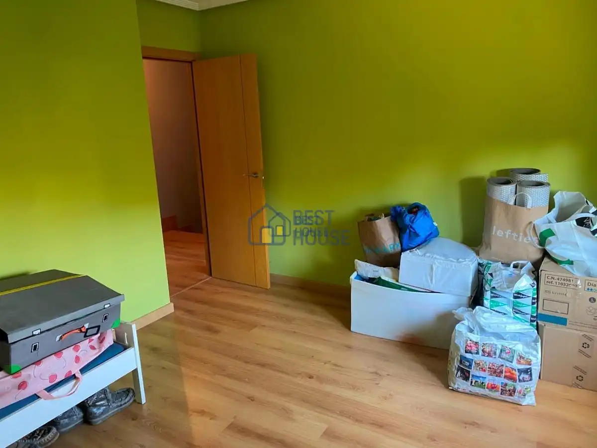 Detached homes for sale in Onzonilla  with Heating, Private garden and Parquet flooring