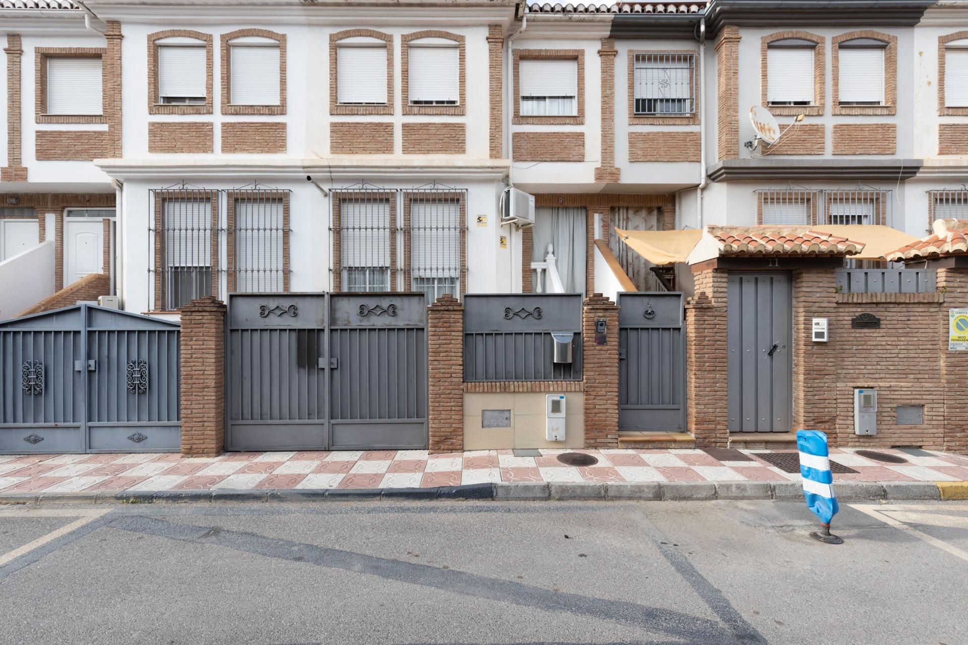 Vista exterior de Casa adosada en venda en Churriana de la Vega amb Aire condicionat, Calefacció i Terrassa