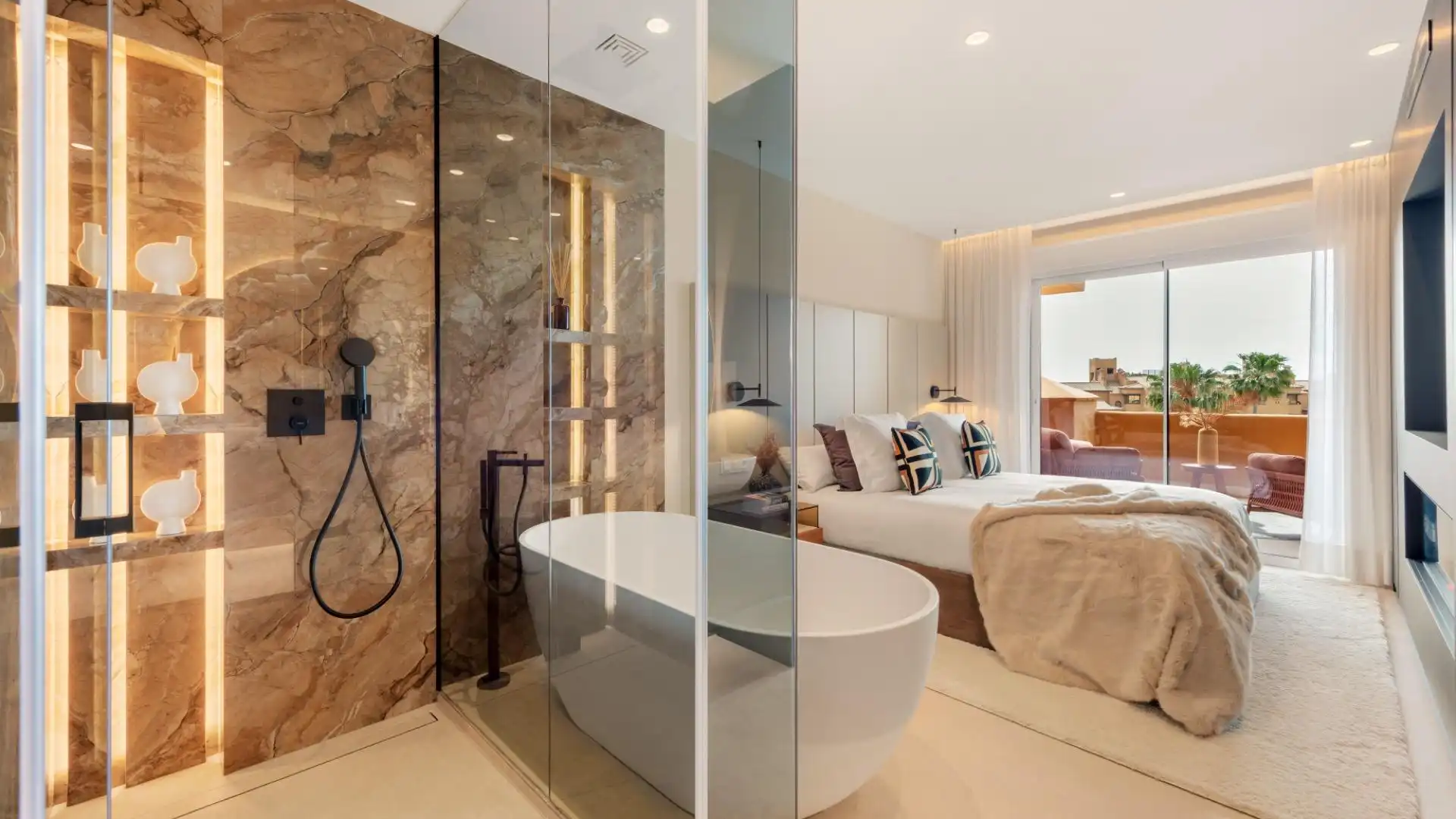 Badezimmer von Wohnungen zum Verkauf in Estepona mit Klimaanlage, Heizung und Privatgarten