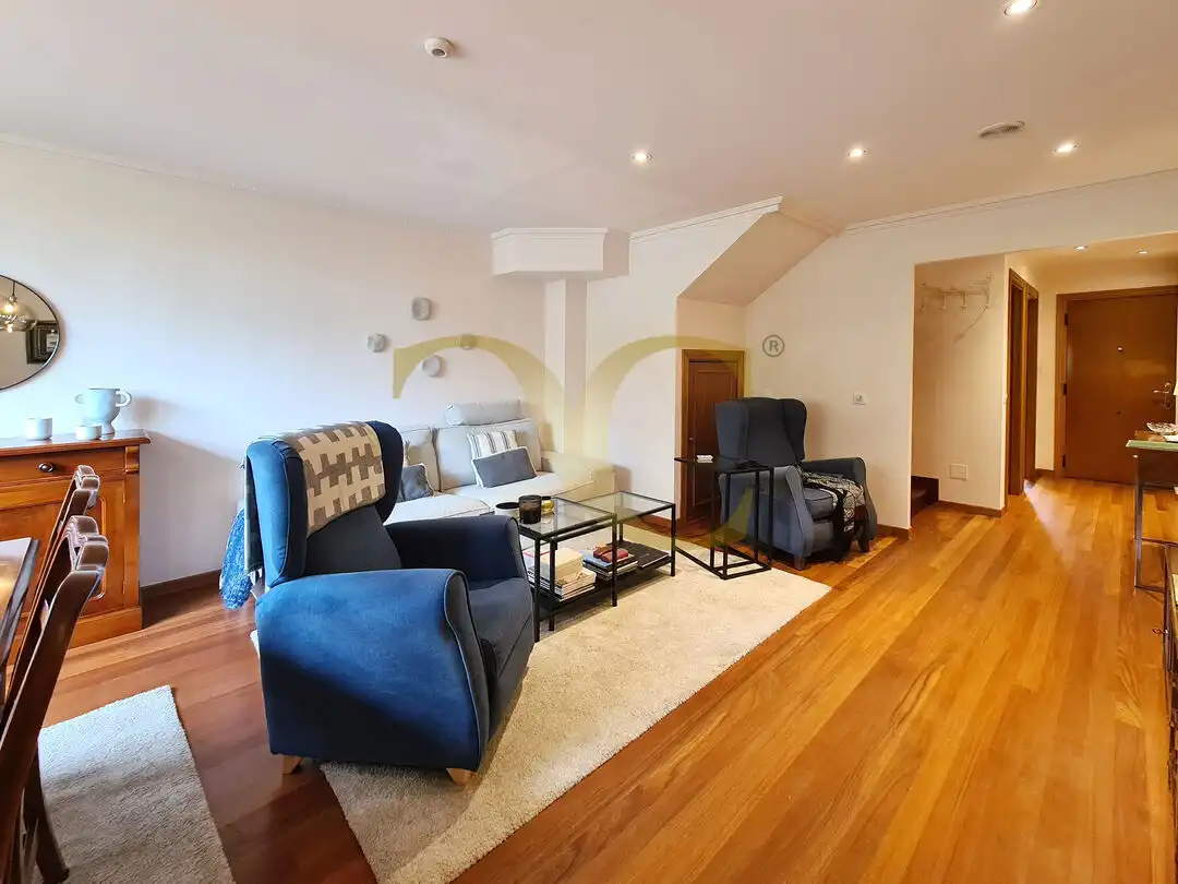 Sala d'estar de Casa adosada en venda en Gijón  amb Calefacció i Traster