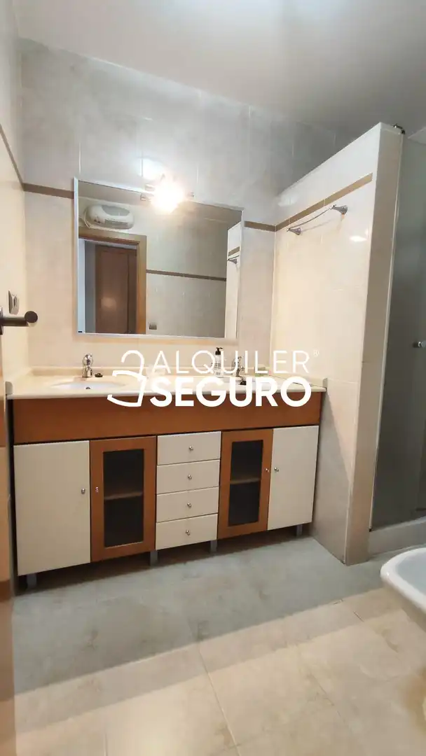 Bathroom of Flat for rent in Torrent  with Air Conditioner, Terrace and Storage room