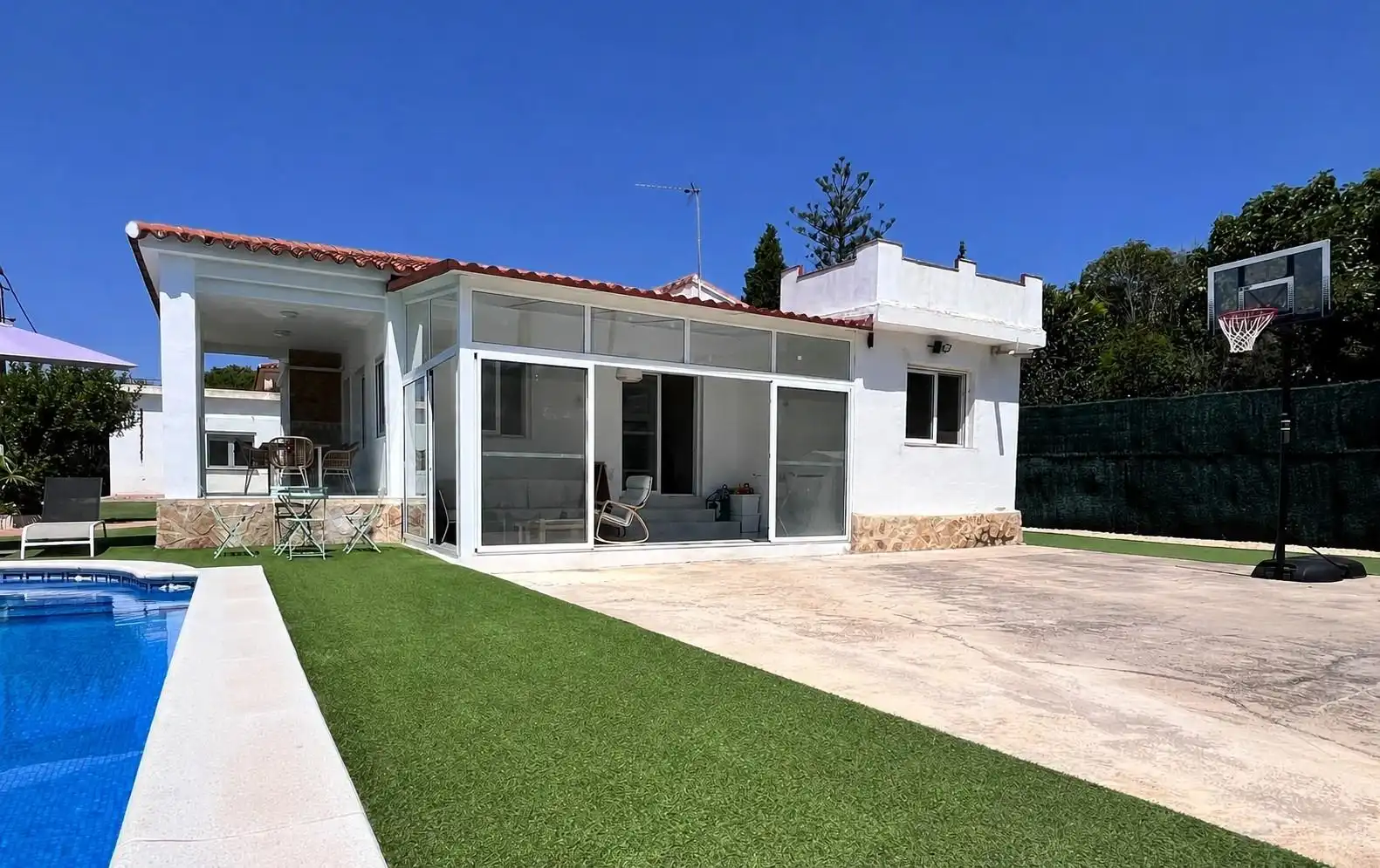 Vista exterior de Casa o xalet en venda en La Pobla de Vallbona amb Aire condicionat, Calefacció i Jardí privat