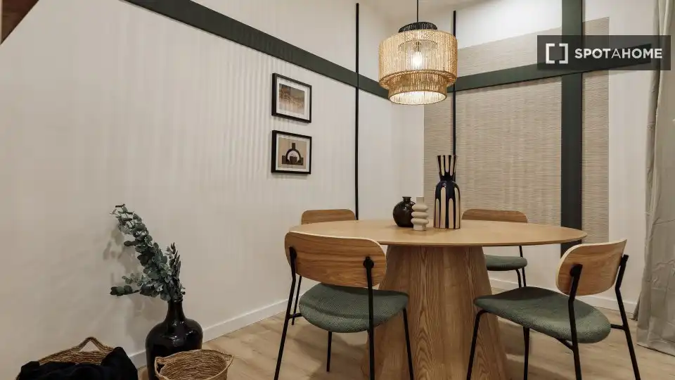 Comedor de Piso de alquiler en Barcelona con Aire acondicionado, Calefacción y Amueblado