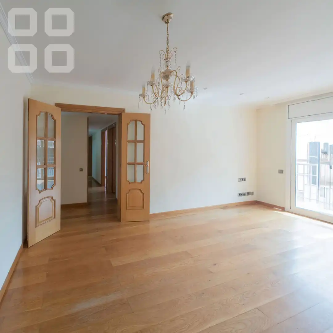 Piso en venta en L'Hospitalet de Llobregat con Parquet, Terraza y Balcón
