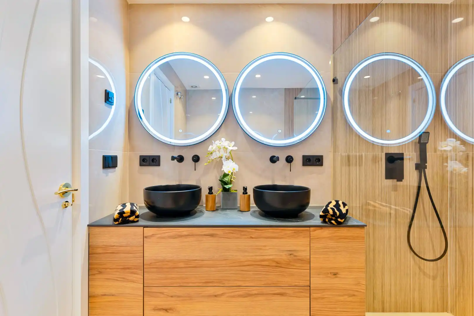Bathroom of Attic for sale in Marbella  with Air Conditioner, Terrace and Furnished