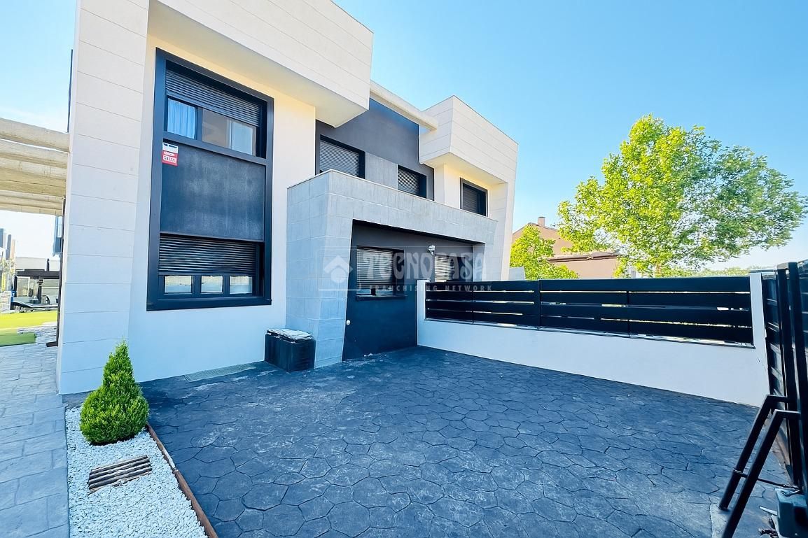 Vista exterior de Casa adosada en venta en Navalcarnero con Aire acondicionado, Calefacción y Parquet