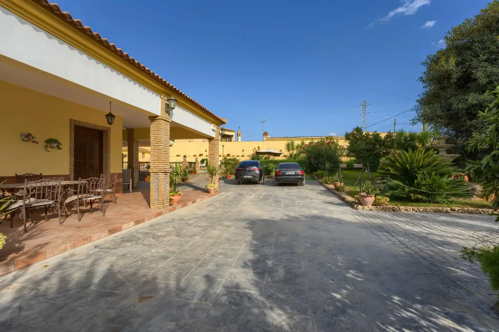 Parking de Casa o chalet en venta en Sanlúcar la Mayor con Aire acondicionado, Calefacción y Jardín privado
