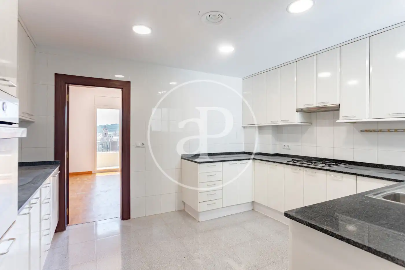 Cuina de Pis de lloguer en Barcelona amb Aire condicionat, Calefacció i Balcó