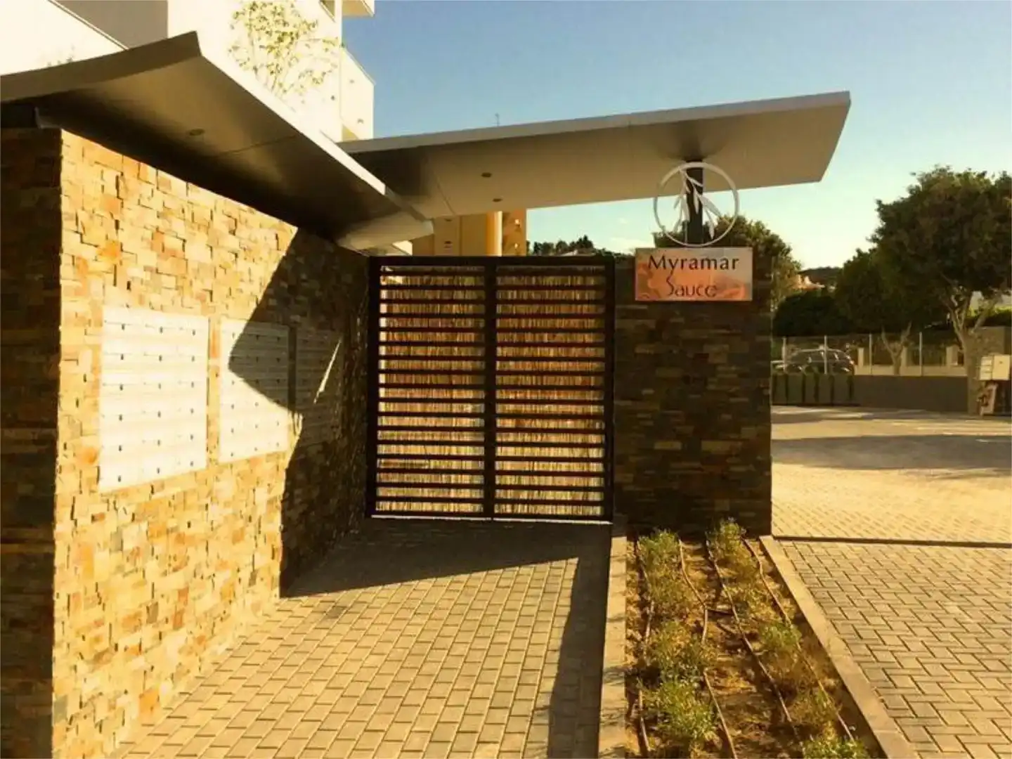 Vista exterior de Pis en venda en Fuengirola amb Aire condicionat, Jardí privat i Parquet