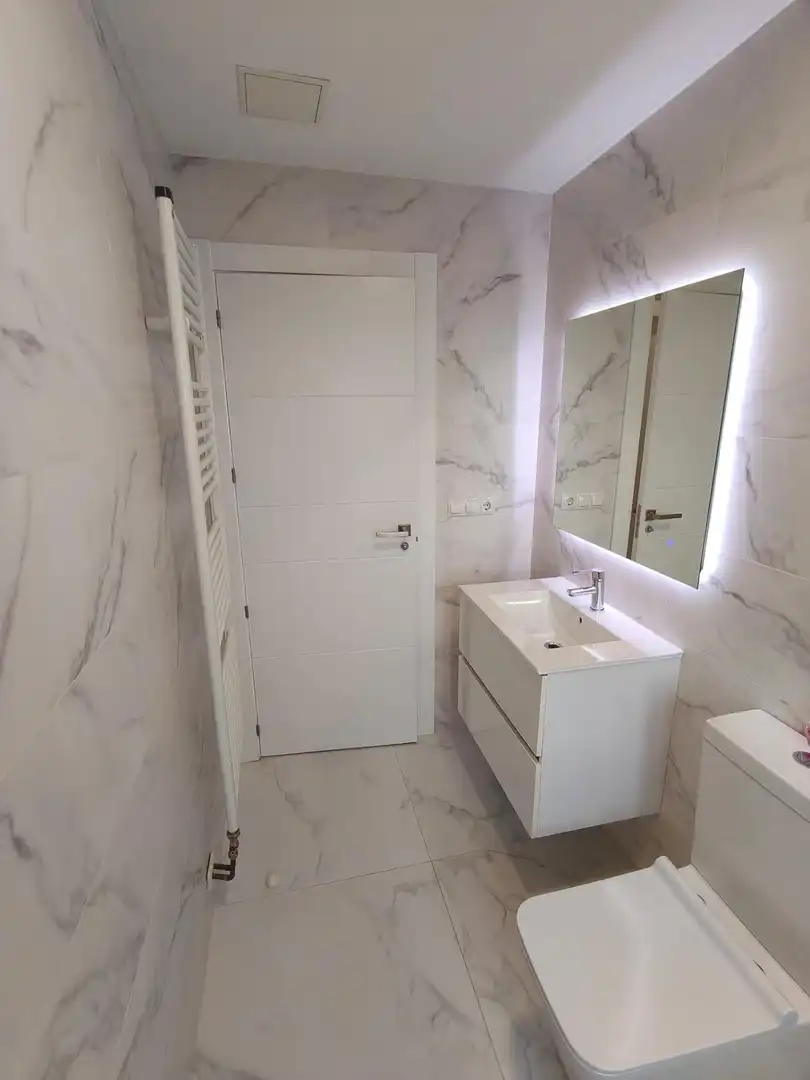 Baño de Piso de alquiler en Burgos con Calefacción, Trastero y Amueblado