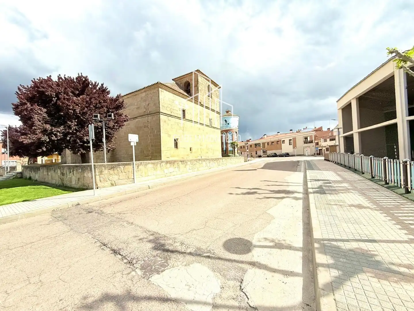 Vista exterior de Piso en venta en Castellanos de Moriscos con Calefacción, Horno y Lavadora