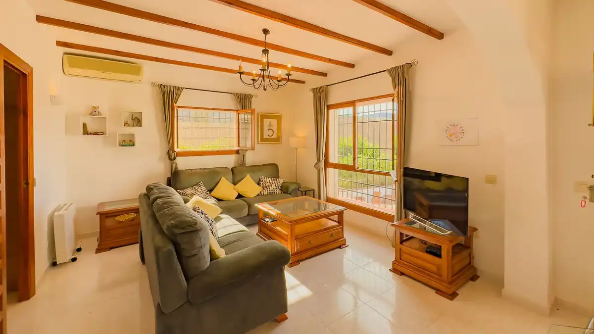 Sala d'estar de Casa o xalet en venda en Almogía amb Aire condicionat, Jardí privat i Terrassa