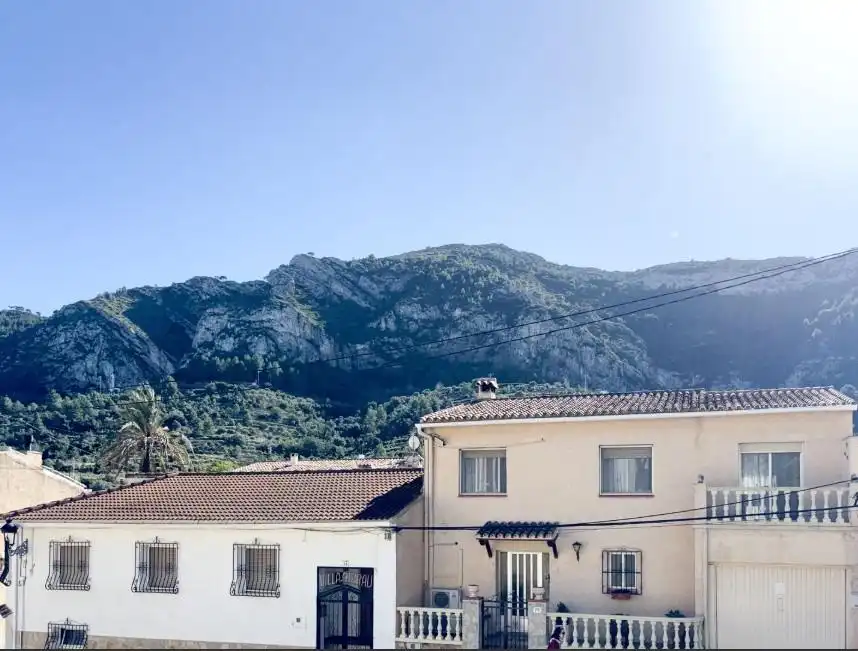 Außenansicht von Einfamilien-Reihenhaus zum Verkauf in Alcalalí mit Klimaanlage, Privatgarten und Terrasse