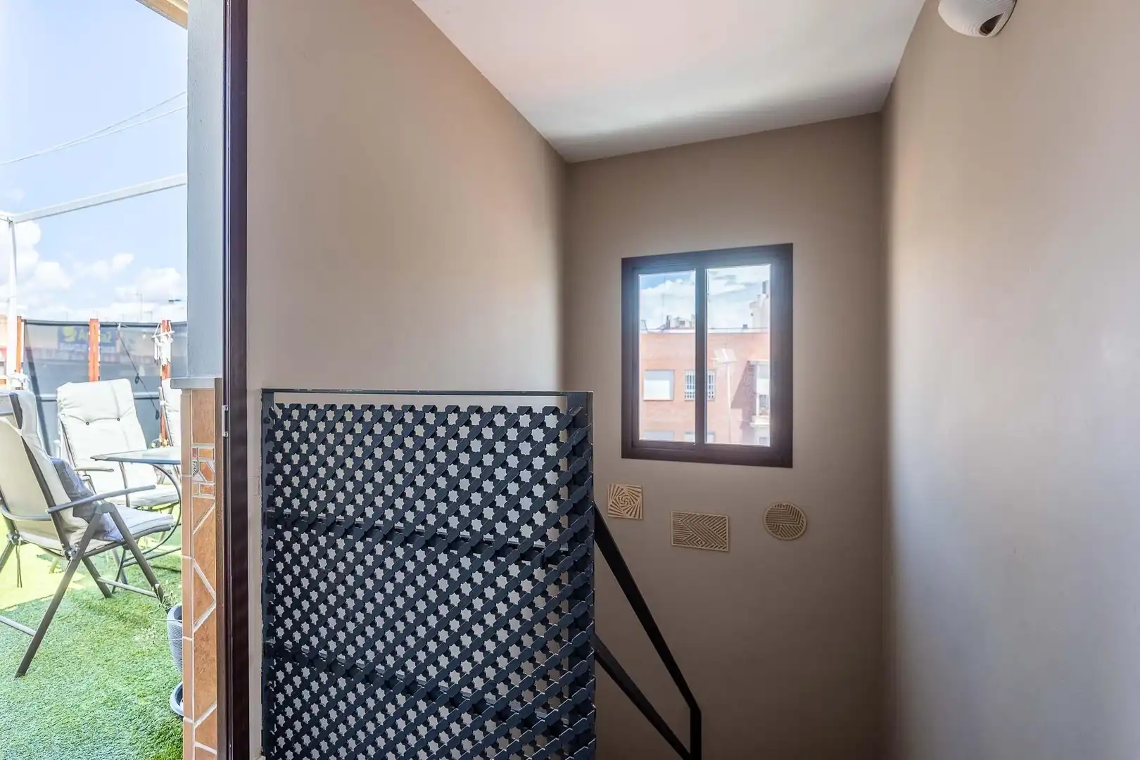 Terrasse von Einfamilien-Reihenhaus zum Verkauf in Sevilla mit Klimaanlage und Abstellraum