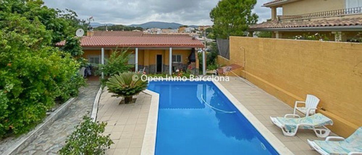 Swimming pool of House or chalet for sale in Vilafranca del Penedès  with Air Conditioner, Heating and Private garden