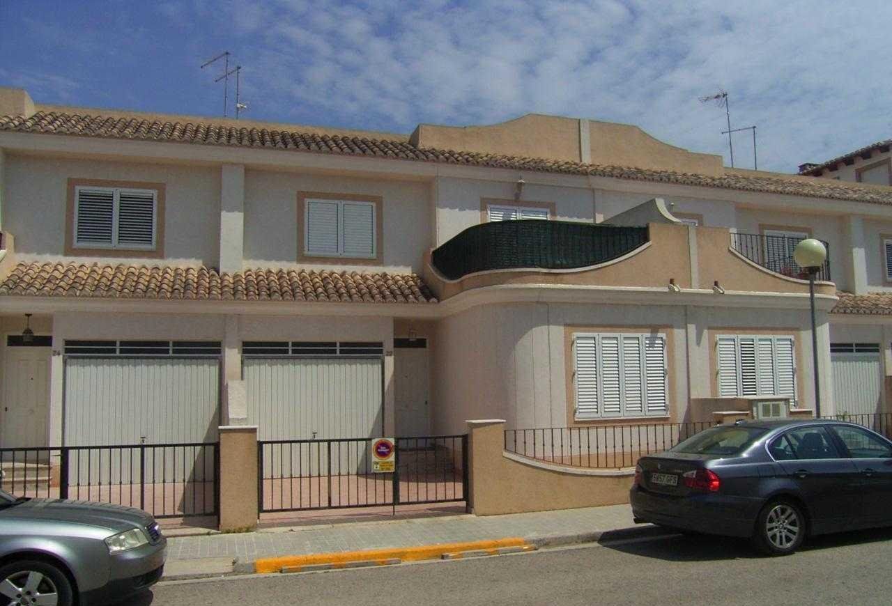 Vista exterior de Casa adosada en venta en Polinyà de Xúquer con Alarma
