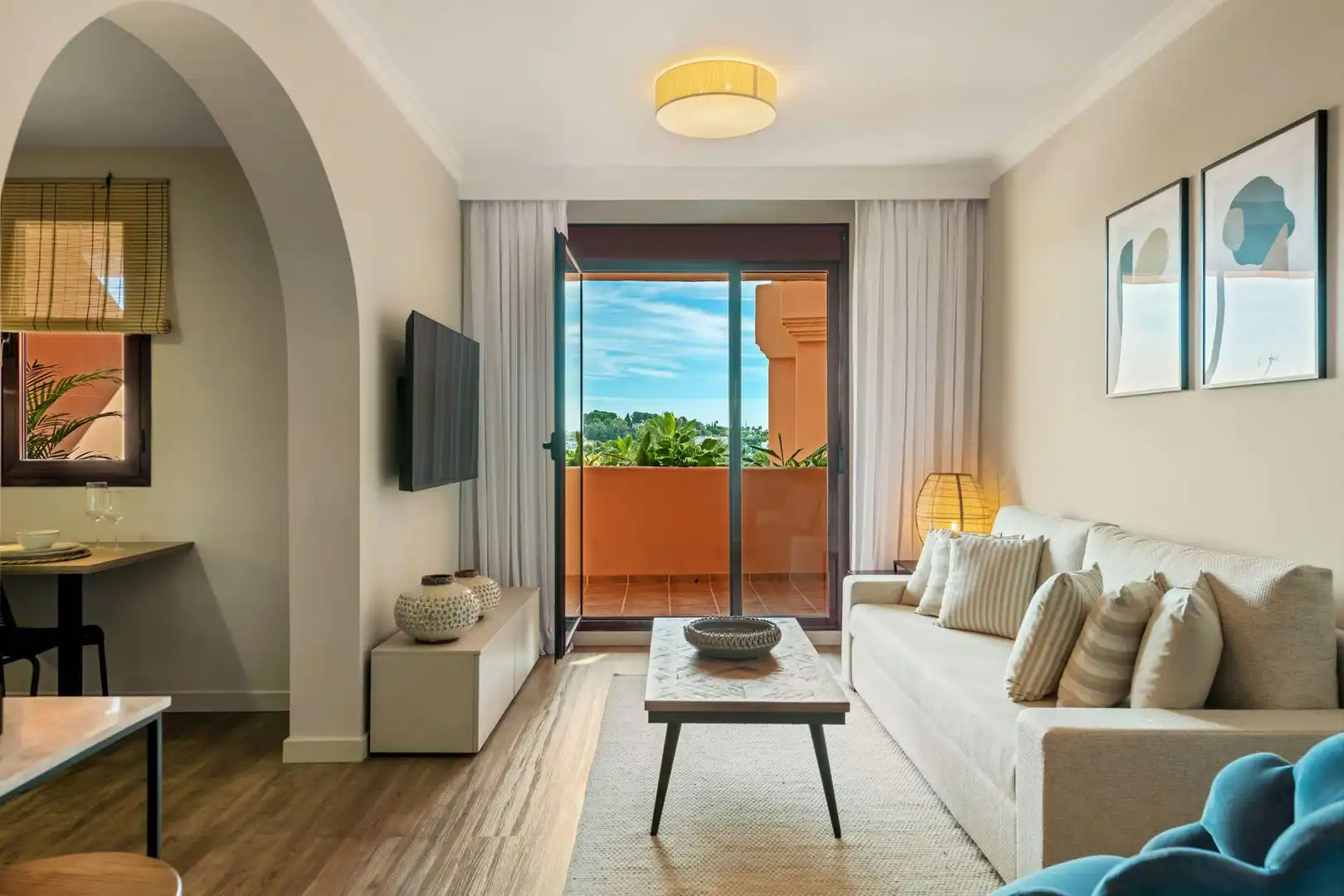 Sala d'estar de Apartament en venda en Benahavís amb Piscina comunitària
