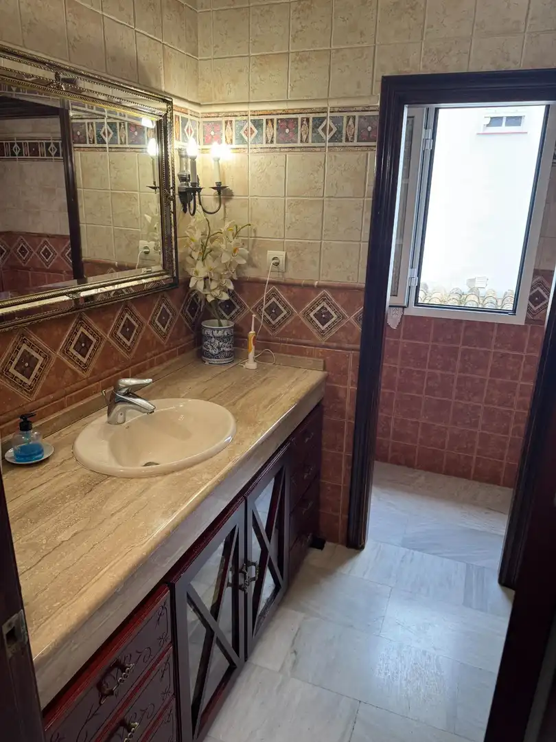 Bany de Casa adosada en venda en Morón de la Frontera amb Aire condicionat, Jardí privat i Moblat