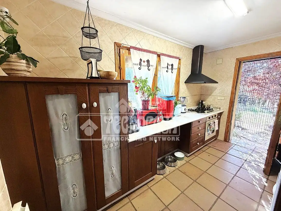 Cuina de Casa o xalet en venda en Arcas del Villar amb Calefacció, Jardí privat i Traster