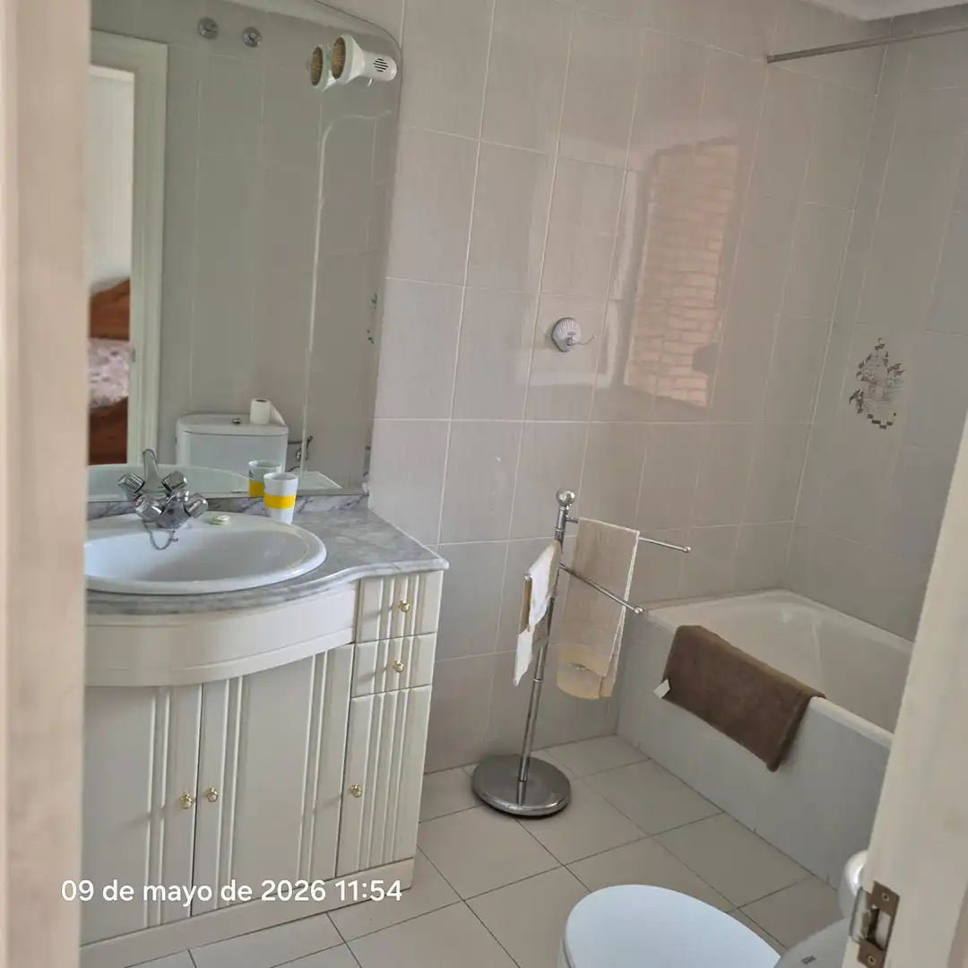 Bany de Casa o xalet en venda en San Andrés del Rabanedo amb Calefacció, Jardí privat i Parquet