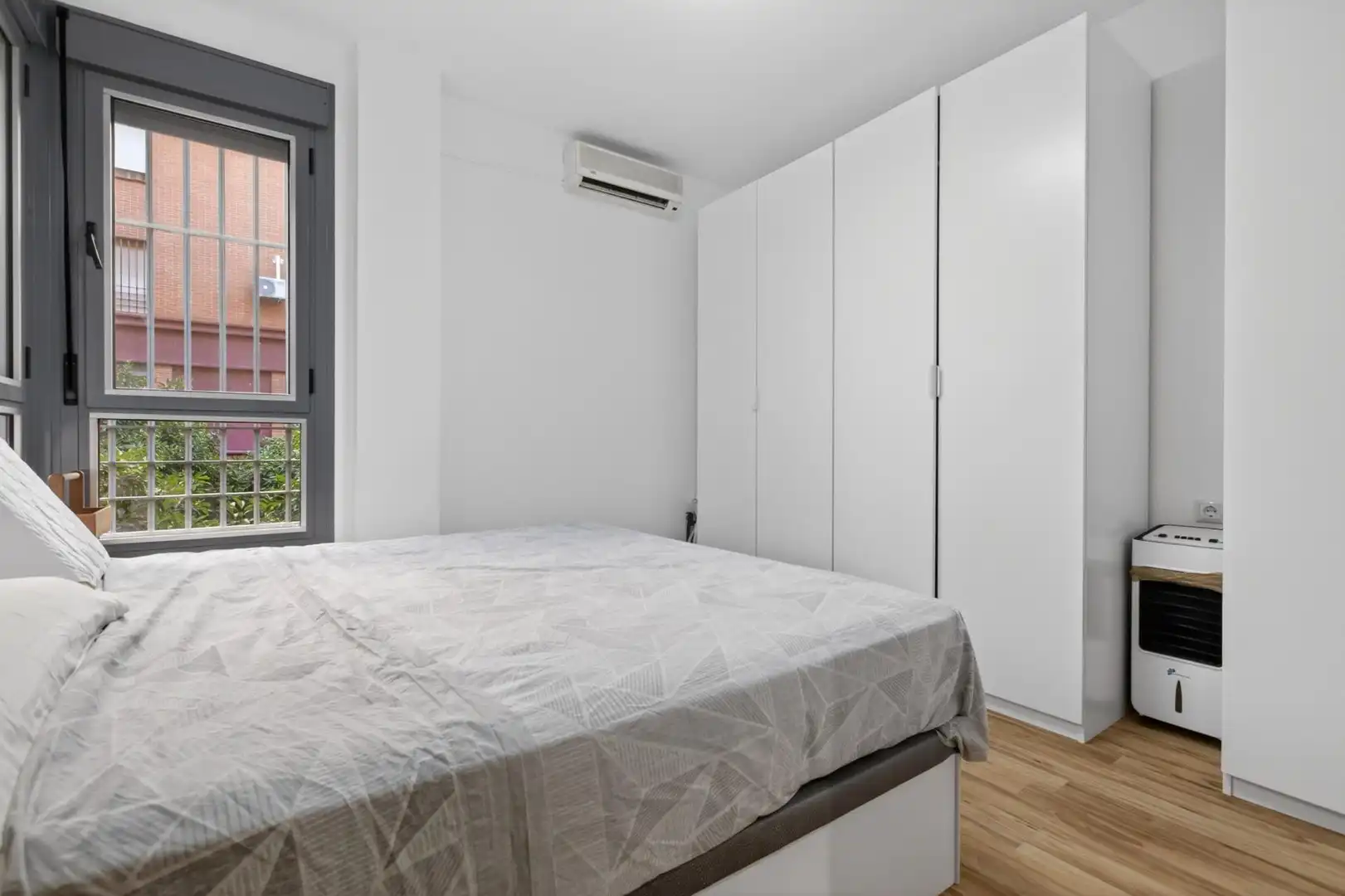 Habitación de Piso en venta en Sevilla con Aire acondicionado, Terraza y Piscina comunitaria