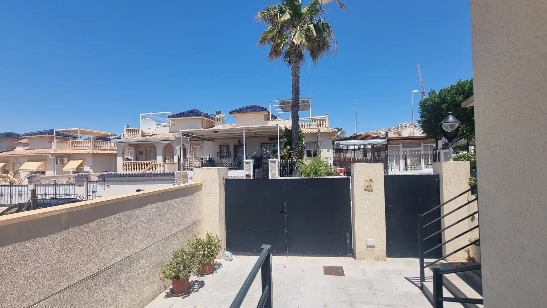 Vista exterior de Casa o xalet en venda en Rojales amb Aire condicionat, Jardí privat i Terrassa