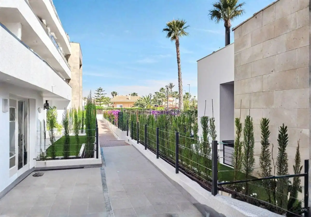 Vista exterior de Planta baixa en venda en Orihuela amb Aire condicionat, Jardí privat i Terrassa