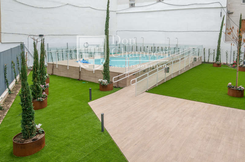 Swimming pool of Flat to rent in  Madrid Capital  with Air Conditioner, Heating and Storage room