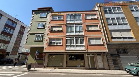 Piso amplio de 3 dormitorios en el centro de Cangas, a un paso de la playa de Rodeira.