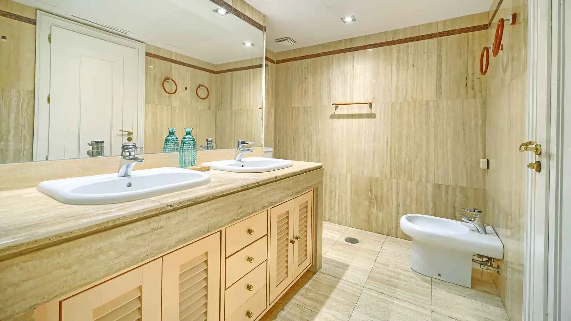 Bany de Apartament en venda en Marbella amb Aire condicionat, Terrassa i Piscina