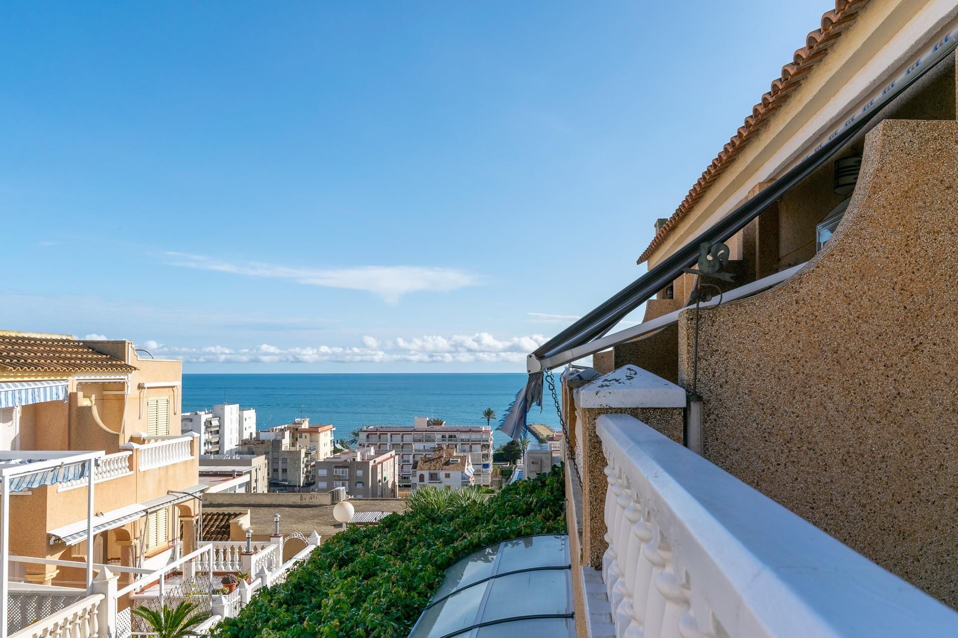 Vista exterior de Casa o xalet en venda en Santa Pola amb Terrassa, Moblat i Alarma