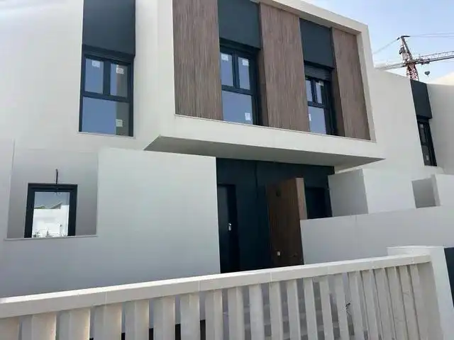 Vista exterior de Casa o xalet de lloguer en El Ejido amb Jardí privat, Terrassa i Piscina comunitària