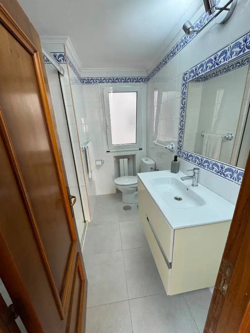 Badezimmer von Wohnung zur Miete in Oviedo  mit Heizung, Parkett und Möbliert