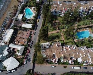 Vista exterior de Planta baixa en venda en Marbella amb Aire condicionat, Terrassa i Piscina