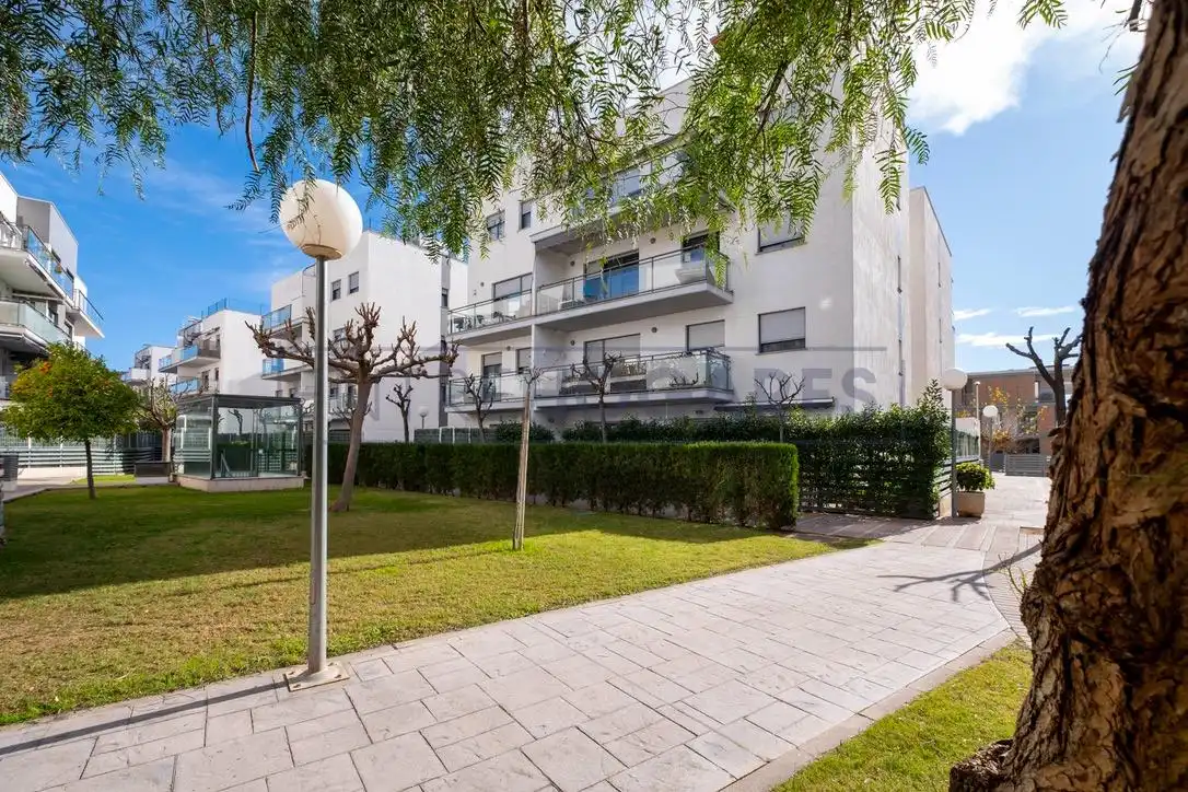 Außenansicht von Erdgeschoss zum Verkauf in Alfara del Patriarca mit Klimaanlage, Privatgarten und Terrasse