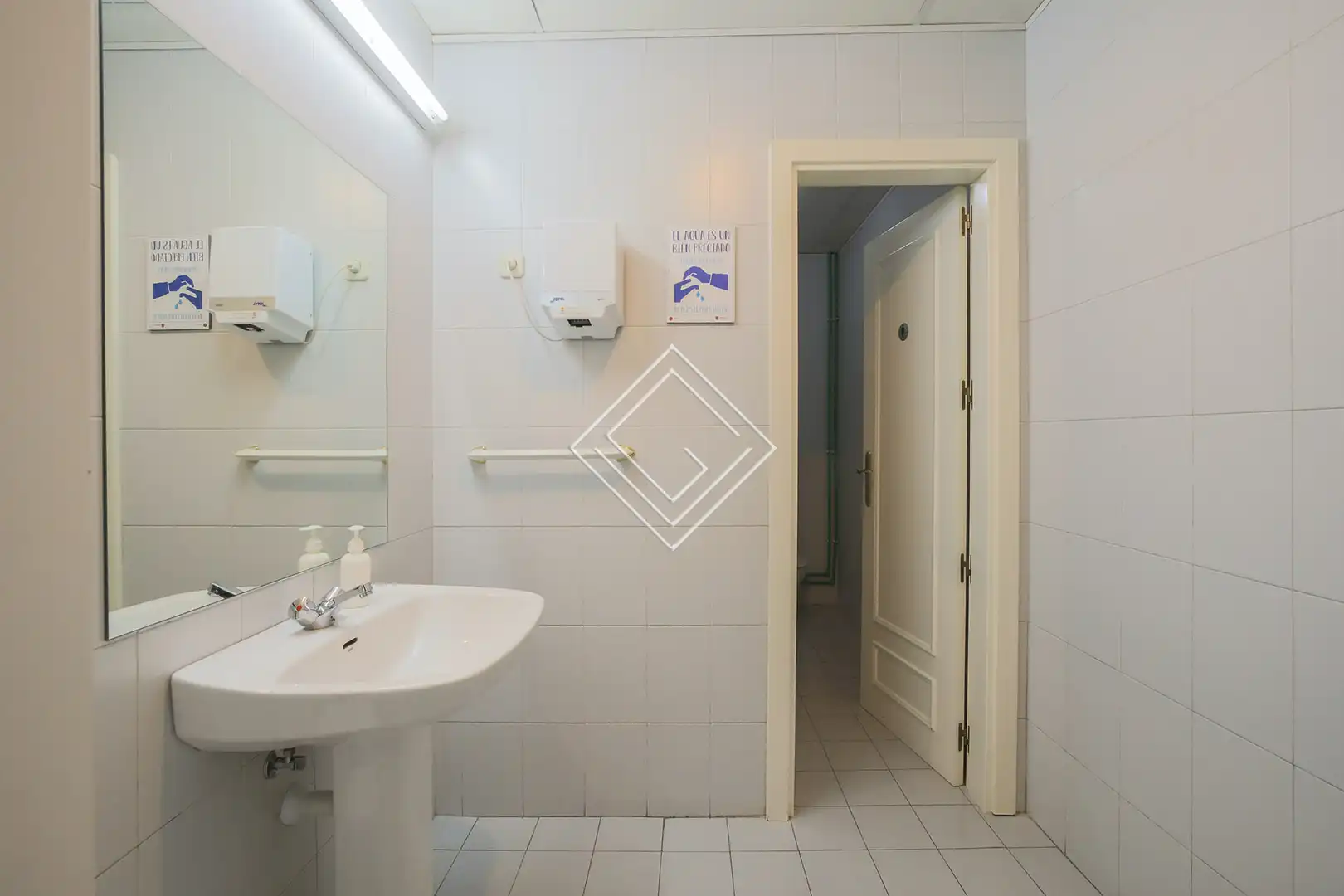 Badezimmer von Büro zum Verkauf in Madrid mit Klimaanlage und Heizung
