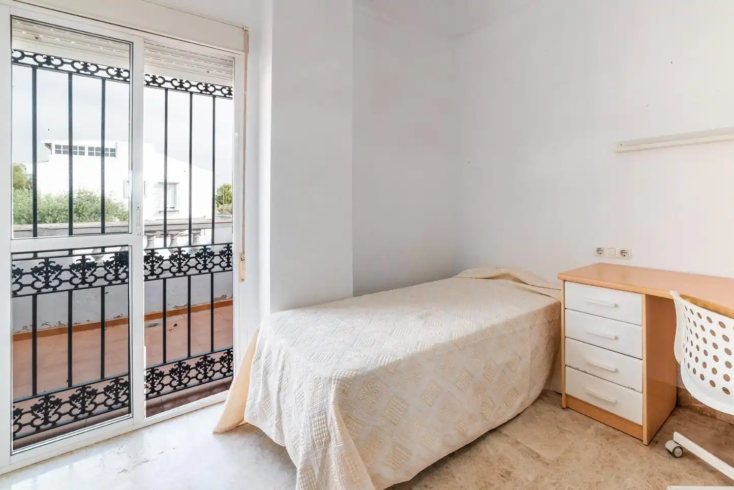 Dormitori de Casa o xalet en venda en Montequinto amb Aire condicionat, Jardí privat i Piscina
