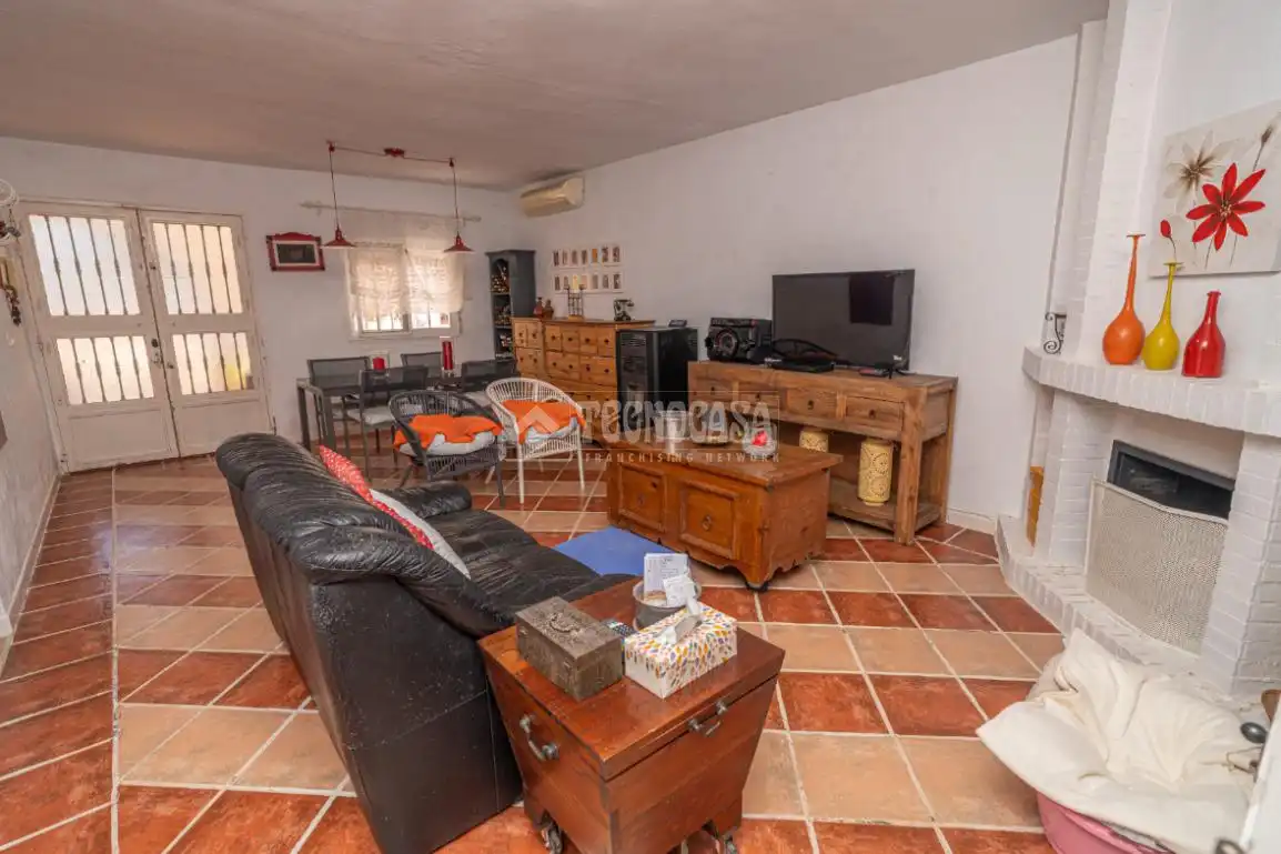 Sala d'estar de Finca rústica en venda en Linares amb Aire condicionat, Terrassa i Traster