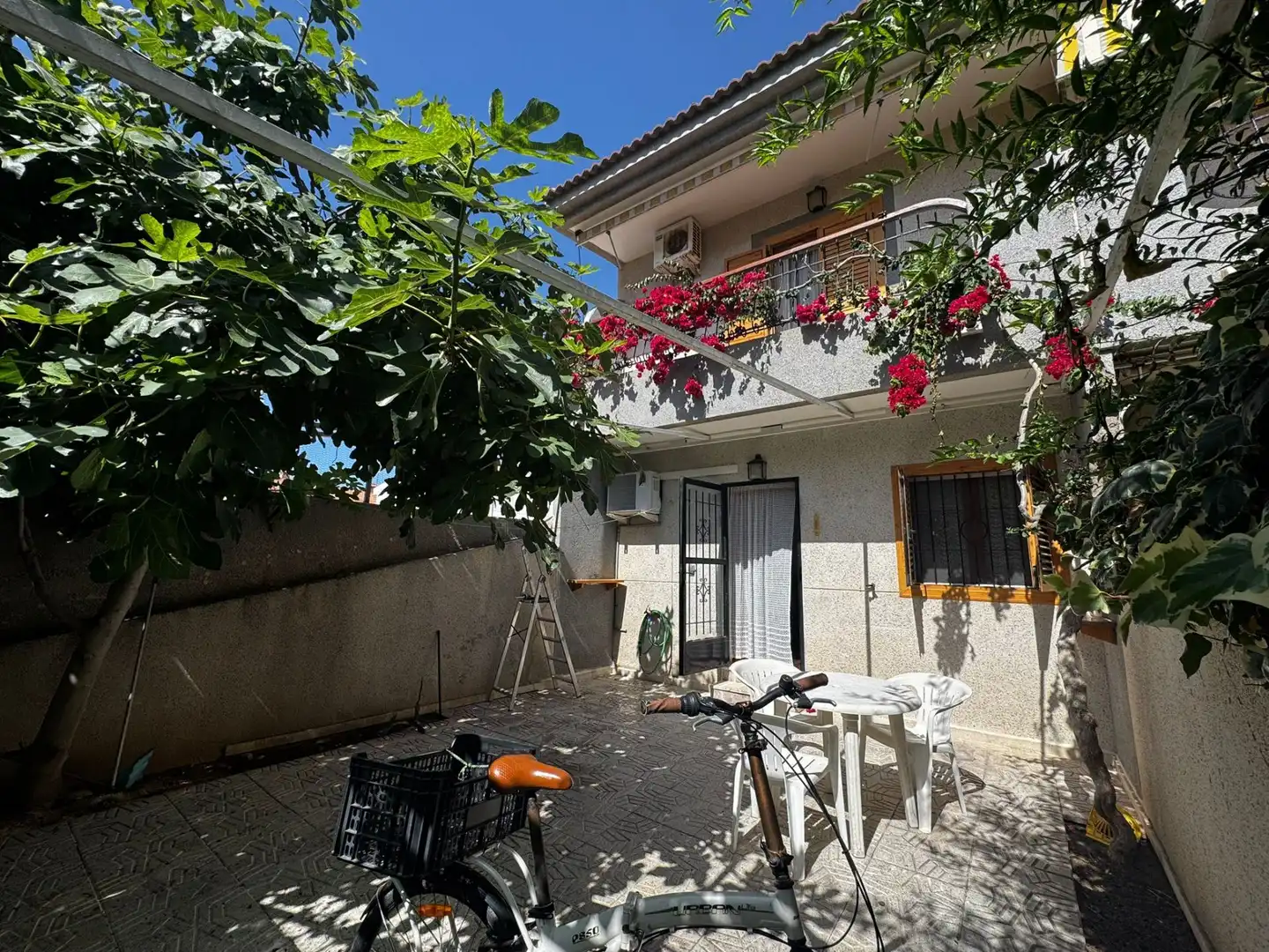 Vista exterior de Dúplex en venta en San Pedro del Pinatar con Aire acondicionado, Jardín privado y Terraza