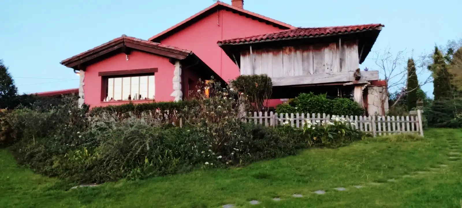 Vista exterior de Casa o chalet en venta en Nava con Calefacción, Jardín privado y Parquet