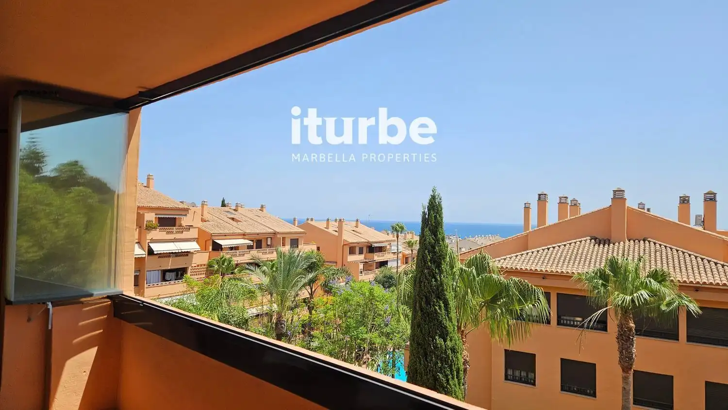 Vista exterior de Piso de alquiler en Marbella con Aire acondicionado, Terraza y Piscina