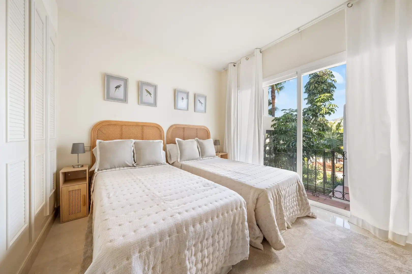 Schlafzimmer von Wohnungen zur Miete in Benahavís mit Klimaanlage, Terrasse und Schwimmbad