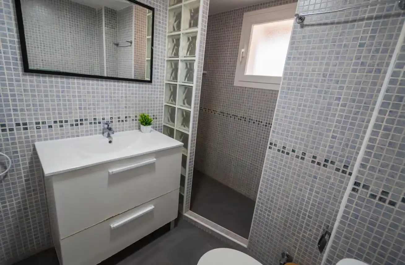 Badezimmer von Wohnungen zur Miete in Benidorm mit Klimaanlage, Parkett und Möbliert