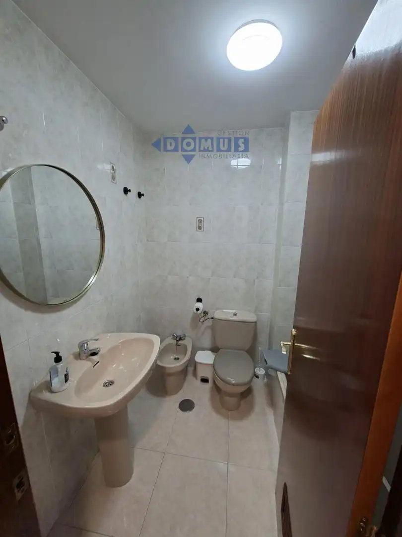 Baño de Piso de alquiler en Ronda con Aire acondicionado, Terraza y Amueblado