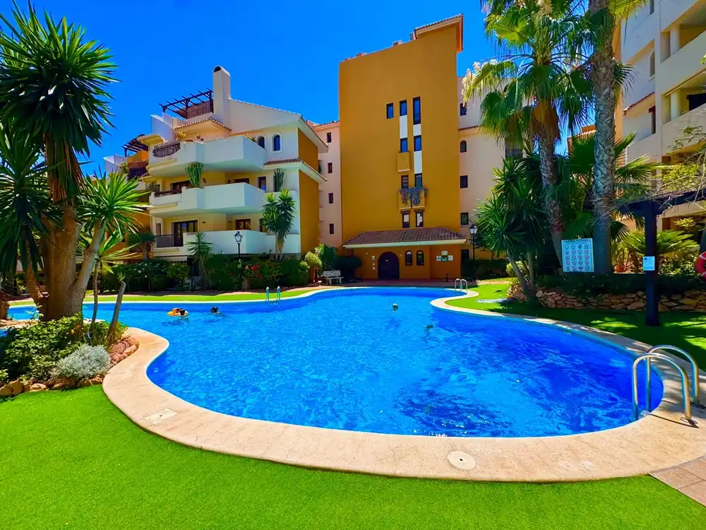Apartamento con piscina en venta en Punta Prima